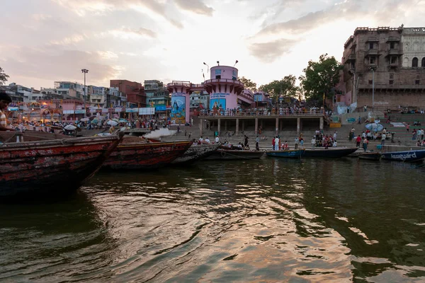 Pessoas Não Identificadas Barco Rio Sagrado Ganges Varanasi Pôr Sol — Fotografia de Stock