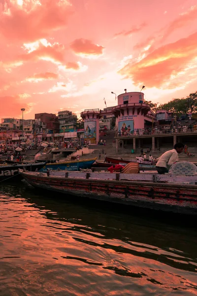 Pessoas Não Identificadas Barco Rio Sagrado Ganges Varanasi Pôr Sol — Fotografia de Stock