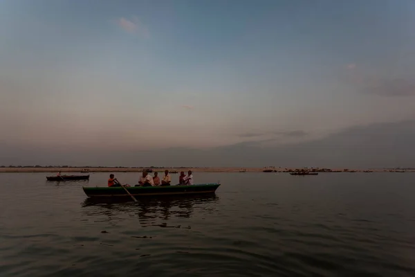 Personnes Non Identifiées Dans Bateau Sur Rivière Sainte Ganges Varanasi — Photo