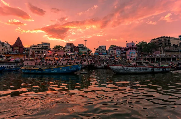 Oidentifierade Människor Båt Den Heliga Floden Ganges Varanasi Vid Solnedgången — Stockfoto