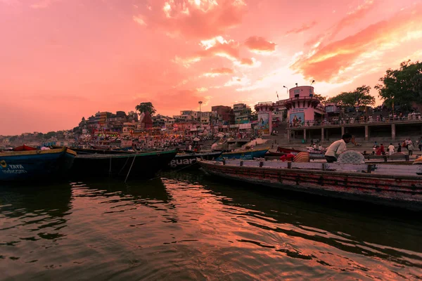 Niezidentyfikowani Ludzie Łodzi Świętej Rzece Ganges Varanasi Zachodzie Słońca Uttar — Zdjęcie stockowe