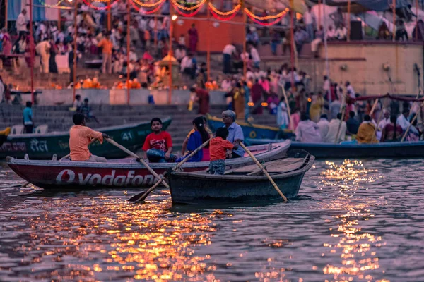 Pessoas Não Identificadas Barco Rio Sagrado Ganges Varanasi Pôr Sol — Fotografia de Stock