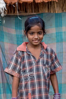 RAXAUL, INDIA: Tanımlanamayan Hintli kız Kasım 2013 'te Raxaul, Bihar, Hindistan' da