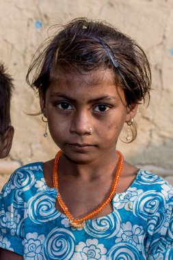 RAXAUL, INDIA: Tanımlanamayan Hintli kız Kasım 2013 'te Raxaul, Bihar, Hindistan' da