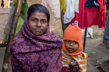 RAXAUL, INDIA: Raxaul, Bihar State, Hindistan 'da çocuklu tanımlanamayan Hintli kadın, Kasım 2013