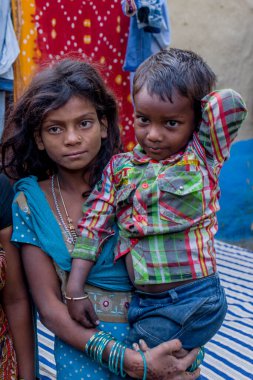 RAXAUL, INDIA - Kasım 2013 dolaylarında yerel bir okulda tanımlanamayan Hintli çocuklar, Kasım 2013 'te Raxaul, Bihar, Hindistan' da.