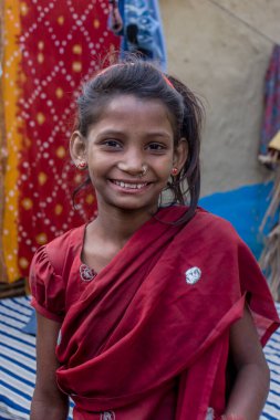 RAXAUL, INDIA: Tanımlanamayan Hintli kız Kasım 2013 'te Raxaul, Bihar, Hindistan' da