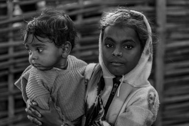 RAXAUL, INDIA: Raxaul, Bihar State, Hindistan 'da çocuklu tanımlanamayan Hintli kadın, Kasım 2013