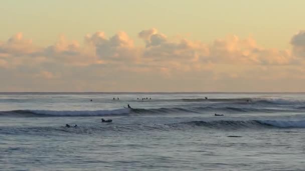 Wspaniałe Zachmurzone Niebo Nad Morzem Surferami Próbującymi Złapać Falę — Wideo stockowe