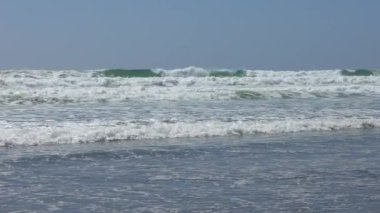Güçlü köpüklü okyanus dalgalarının görüntüsü.