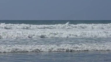 Güçlü köpüklü okyanus dalgalarının görüntüsü.