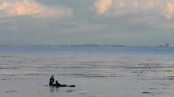 Splendidi Cieli Nuvolosi Tramonto Mare Con Surfisti Che Cercano Catturare — Video Stock