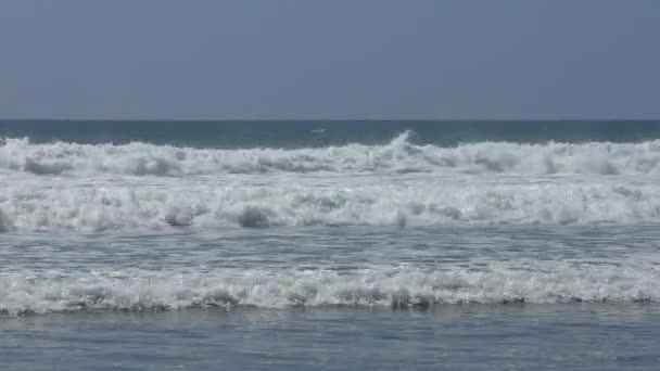 Filmación Fuertes Salpicaduras Espumosas Olas Oceánicas — Vídeos de Stock