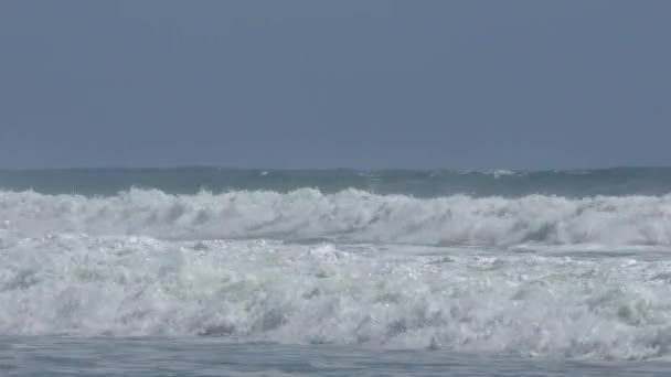 Filmación Fuertes Salpicaduras Espumosas Olas Oceánicas — Vídeos de Stock