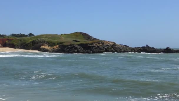 Close Imagens Ondas Salpicando Lentamente Uma Praia Half Moon Bay — Vídeo de Stock