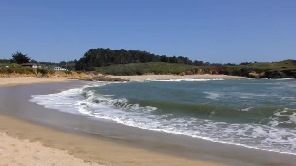 해변에서 파도가 천천히 밀려오는 아름다운 — 비디오
