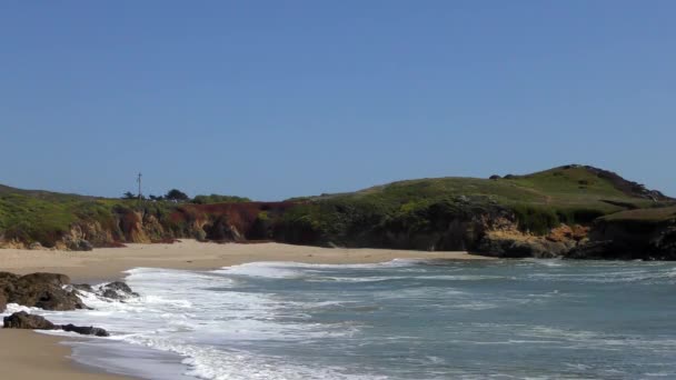 Bellissimo Paesaggio Con Onde Calme Che Schizzano Lentamente Una Spiaggia — Video Stock