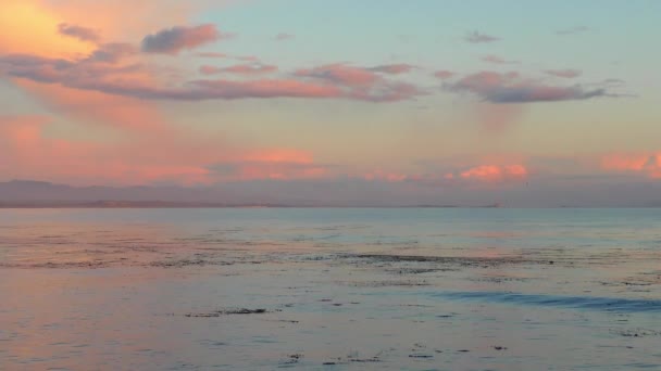 Lindo Pôr Sol Romântico Cores Pastel Sobre Paisagem Marinha Calma — Vídeo de Stock