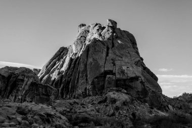 Ateş Eyaleti Vadisi Parkı 'ndaki kayalarla muhteşem bir gün batımı manzarası.