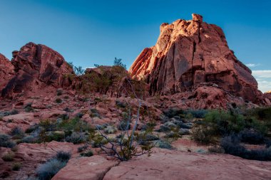 Ateş Eyaleti Vadisi Parkı 'ndaki kayalarla muhteşem bir gün batımı manzarası.