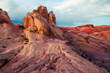 Ateş Eyaleti Vadisi Parkı 'ndaki kayalarla muhteşem bir gün batımı manzarası.
