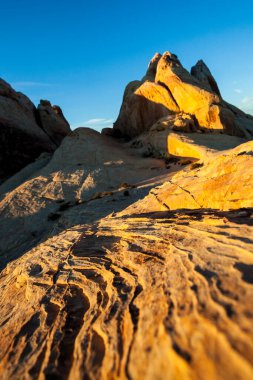 Ateş Eyaleti Vadisi Parkı 'ndaki kayalarla muhteşem bir gün batımı manzarası.