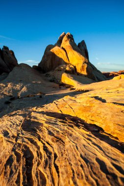 Ateş Eyaleti Vadisi Parkı 'ndaki kayalarla muhteşem bir gün batımı manzarası.