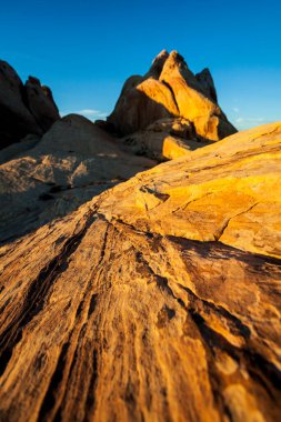 Ateş Eyaleti Vadisi Parkı 'ndaki kayalarla muhteşem bir gün batımı manzarası.