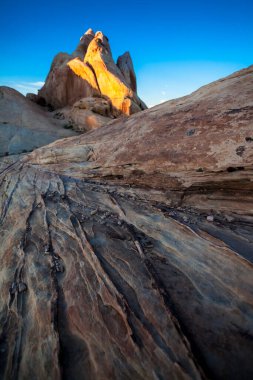 Ateş Eyaleti Vadisi Parkı 'ndaki kayalarla muhteşem bir gün batımı manzarası.