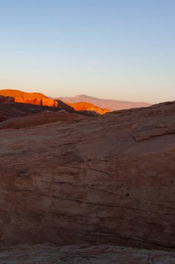 Ateş Eyaleti Vadisi Parkı 'ndaki kayalarla muhteşem bir gün batımı manzarası.