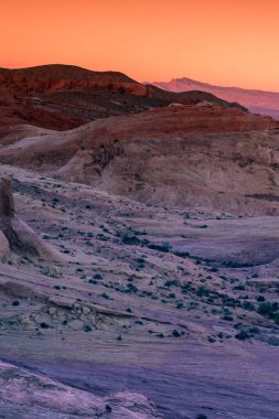 Ateş Eyaleti Vadisi Parkı 'ndaki kayalarla muhteşem bir gün batımı manzarası.