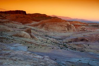 Ateş Eyaleti Vadisi Parkı 'ndaki kayalarla muhteşem bir gün batımı manzarası.