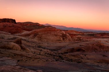 Ateş Eyaleti Vadisi Parkı 'ndaki kayalarla muhteşem bir gün batımı manzarası.