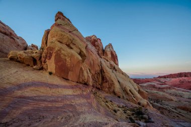 Ateş Eyaleti Vadisi Parkı 'ndaki kayalarla muhteşem bir gün batımı manzarası.