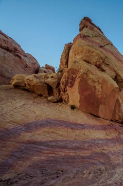 Ateş Eyaleti Vadisi Parkı 'ndaki kayalarla muhteşem bir gün batımı manzarası.