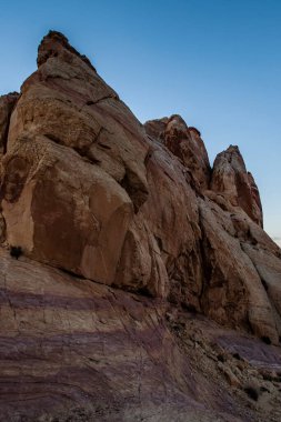 Ateş Eyaleti Vadisi Parkı 'ndaki kayalarla muhteşem bir gün batımı manzarası.