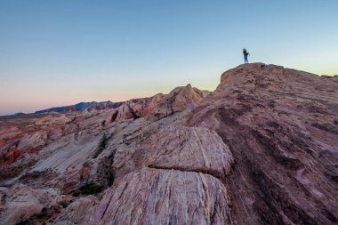  Pembe kayalar ve Ateş Vadisi 'nin arka planında destansı günbatımı olan dağlar. 
