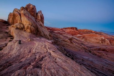  Pembe kayalar ve Ateş Vadisi 'nin arka planında destansı günbatımı olan dağlar. 
