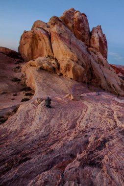  Pembe kayalar ve Ateş Vadisi 'nin arka planında destansı günbatımı olan dağlar. 