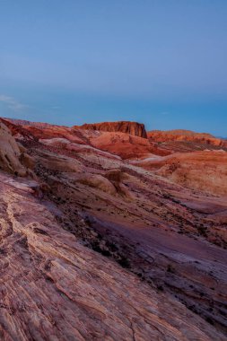  Pembe kayalar ve Ateş Vadisi 'nin arka planında destansı günbatımı olan dağlar. 