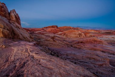 Pembe kayalar ve Ateş Vadisi 'nin arka planında destansı günbatımı olan dağlar. 