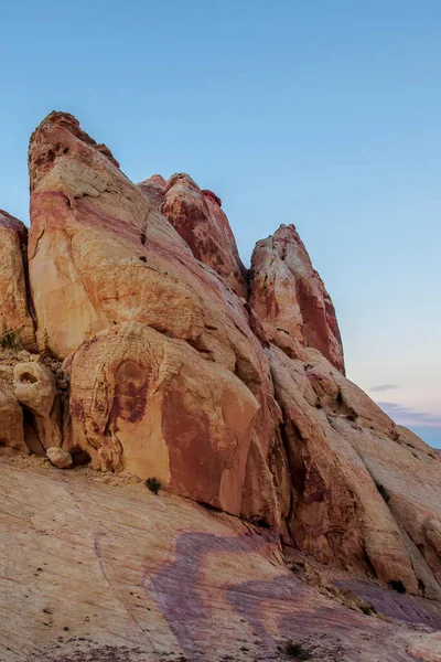 Ateş Eyaleti Vadisi Parkı 'ndaki kayalarla muhteşem bir gün batımı manzarası.