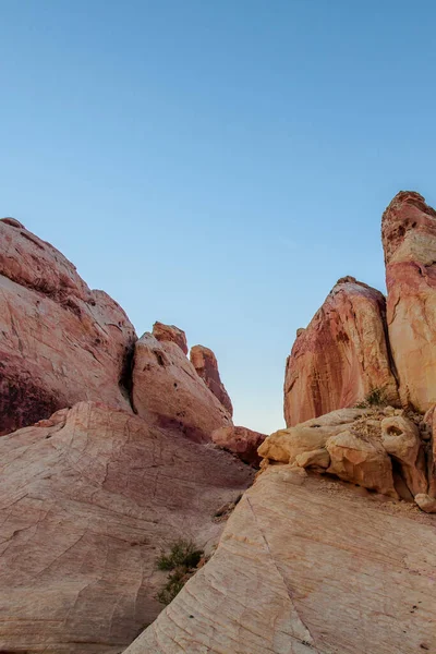  Pembe kayalar ve Ateş Vadisi 'nin arka planında destansı günbatımı olan dağlar. 
