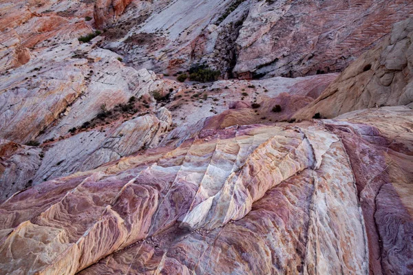 火谷的粉色岩石和群山 背景是史诗般的落日 — 图库照片