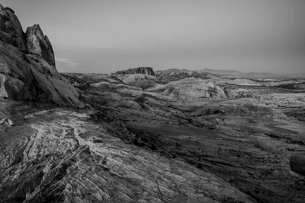 黑白相间的火谷的岩石 山脉和曲线 — 图库照片