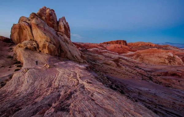  Pembe kayalar ve Ateş Vadisi 'nin arka planında destansı günbatımı olan dağlar. 
