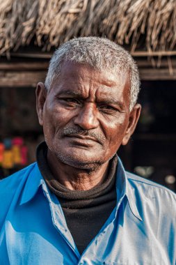 RAXAUL, INDIA: Raxaul, Bihar State, Hindistan 'da tanımlanamayan Hintli adam, Kasım 2013