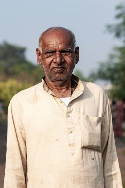 RAXAUL, INDIA: Raxaul, Bihar State, Hindistan 'da tanımlanamayan Hintli adam, Kasım 2013