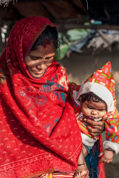 RAXAUL, INDIA: Raxaul, Bihar State, Hindistan 'da çocuklu tanımlanamayan Hintli kadın, Kasım 2013