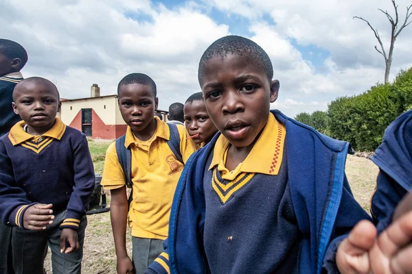 Tanımlanamayan Swazi çocukları 29 Temmuz 2008 'de Svaziland' daki Domuzlar Tepesi 'ndeki Nasıralı Misyon Okulu' nda.